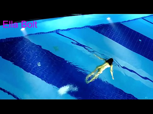 ❤️ İzlemeden duramıyorum, genç sarışın ELLA BOLT resort havuzunda çıplak yüzerken yakalandı ❤️ Sikiş videosu  bizde