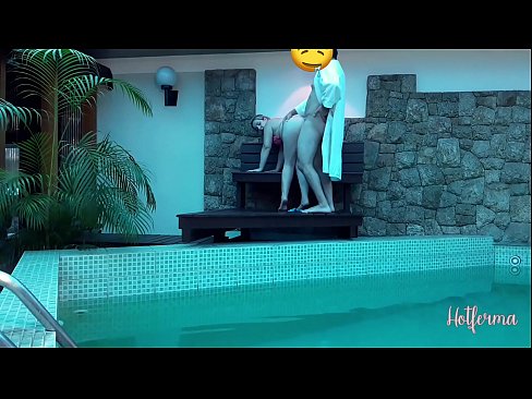 ❤️ Patron hizmetçiyi havuza davet eder ama bir sıcağa dayanamaz ❤️ Sikiş videosu  bizde