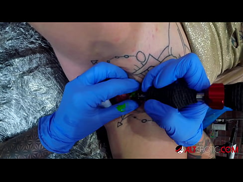 ❤️ Son derece dövmeli hottie Sully Savage klitorisine bir dövme yaptırdı ❤️ Sikiş videosu  bizde